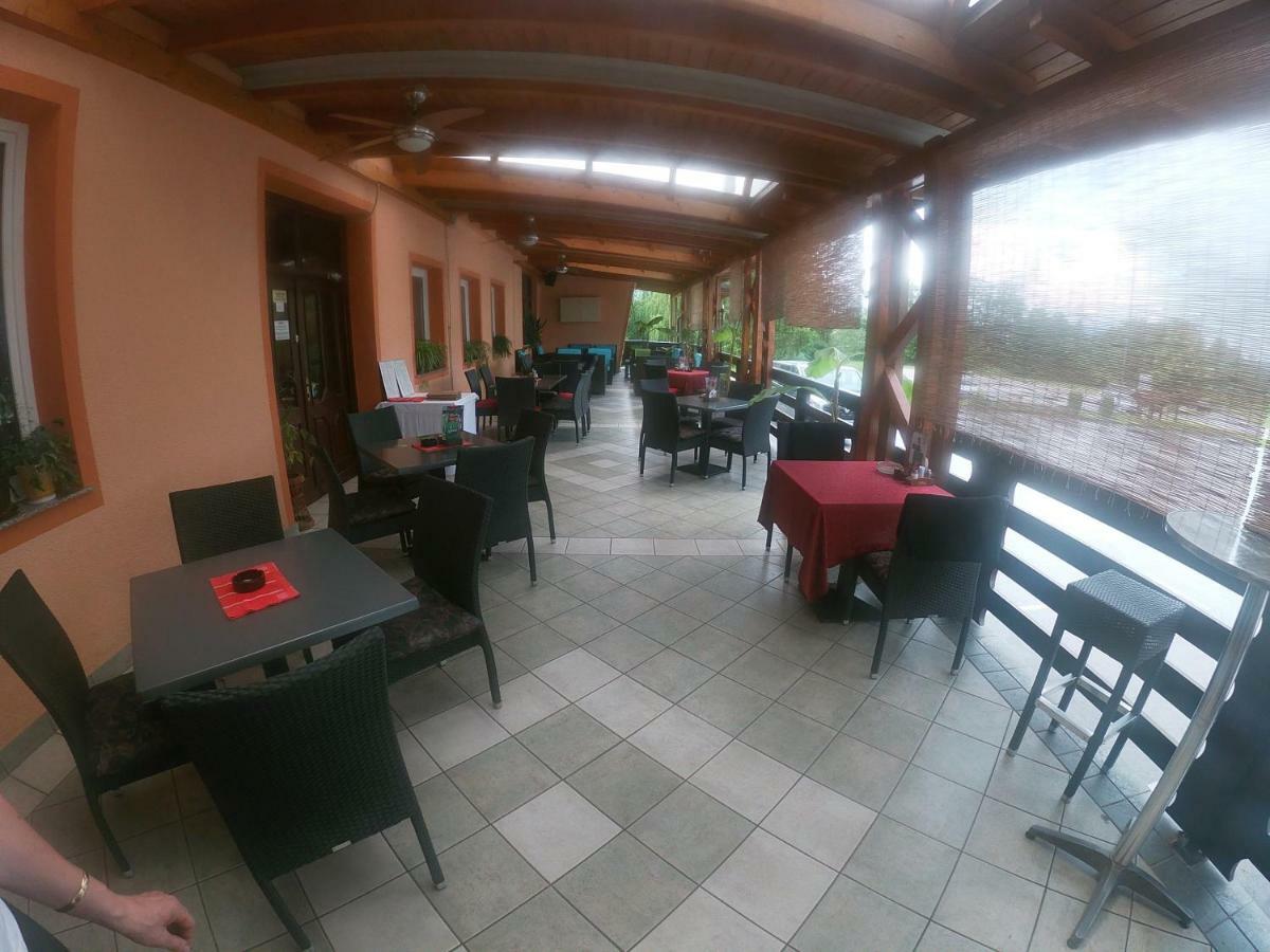 Gostisce Pri Slavcu Hotel Sentjernej Ngoại thất bức ảnh